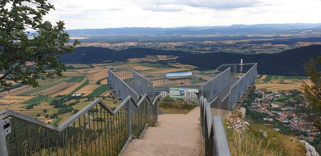 Der im Jahr 2002 über der „Sonnenuhr“ errichtete Skywalk.
Diese rund fünf Meter über die Felswand hinausstehende und 18 Tonnen schwere Aussichtsplattform wurde 2002 vom Verein Naturpark Hohe Wand errichtet