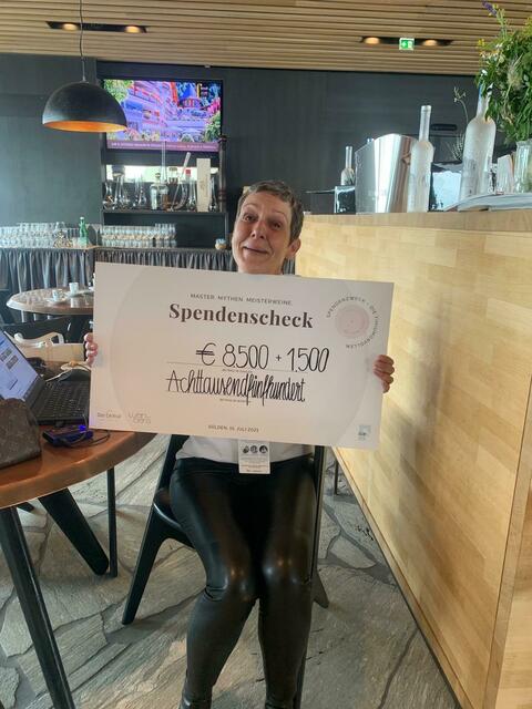 Die zu Tränen gerührte Obfrau Karoline Riml