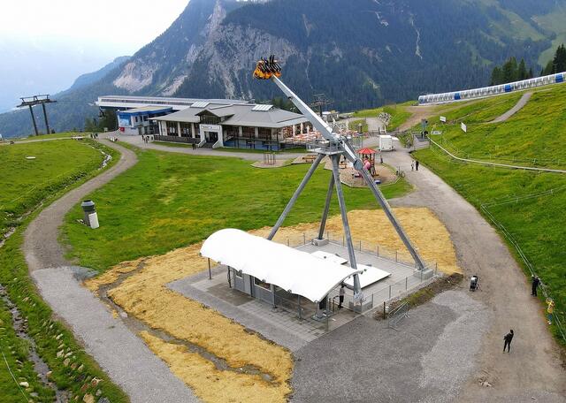Sky Swing steht auf der Treßdorfer Alm auf 1.600 Metern Seehöhe, in unmittelbarer Nähe der Talbahn-Zwischenstation.