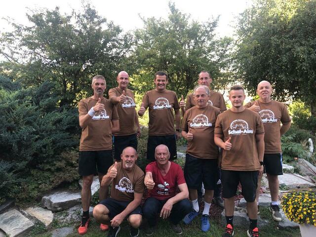 Das Gössendorfer Tennisteam um Mannschaftsführer Peter Rengo (4. von rechts) holte sich den Meistertitel im Bewerb Ü45. Im entscheidenden Spiel konnte St. Johann ob Hohenburg mit 4:2 geschlagen werden. | Foto: kk