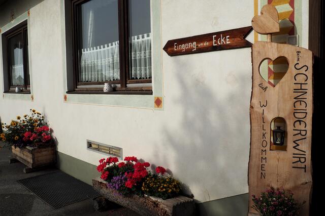 Hinein geht's nach der Wanderung zum Schneiderwirt 
Ausflugsziel auf 600m Seehöhe, und das Kern Baum Museum das wir vorher besuchten !