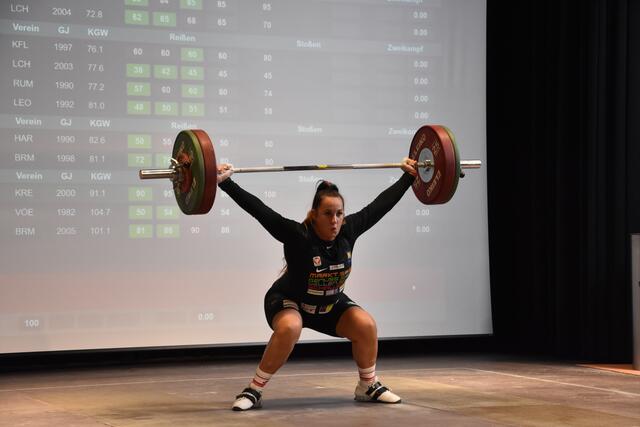 Sarah Fischer bei den Staatsmeisterschaften am 3. Juli mit 95 kg im Reißen.

Foto: Conny Högg