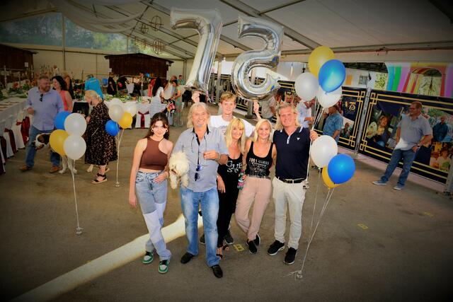 Familie Riedl überraschte ihren Mann, Vater und Opa mit einem Fest zum 75. Geburtstag (von links nach rechts): Enkelin Celina, KommR. Senator Ernst Riedl, Enkel Marco, Ehefrau Helga, Tochter Claudia und Schwiegersohn Michael. | Foto: Manfred Sebek