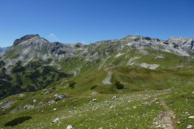 Knapp vor dem höchsten PUnkt - links die Stampferwand, in der Bildmitte das Windsfeld mit seinen Hochspannungsmasten.  | Foto: Thomas Neuhold