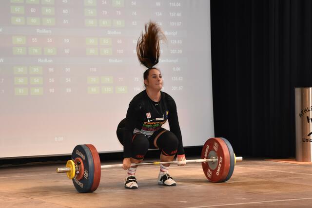 Sarah Fischer beim Anheben von 118 kg im Stoßen bei den Staatsmeisterschaften am 3. Juli in Öblarn.

Foto: Conny Högg