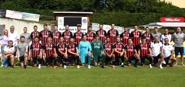 Als großes Team möchte Admira Villachin der Kärntner Liga erfolgreich bestehen und Trainer Christian Rauter (stehend 3. v. l.) hoffte einen zählbaren Derbyerfolg zu Auftakt.