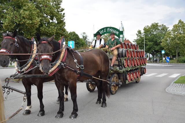 Die traditionelle Bierkutsche durfte natürlich nicht fehlen.