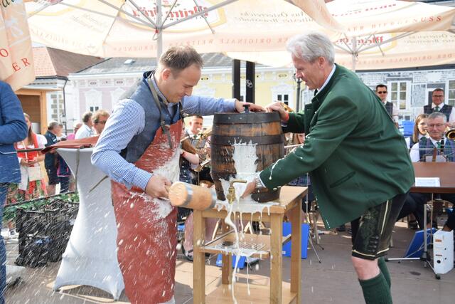 Patrick Layr und Karl Schwarz beim Bieranstich.