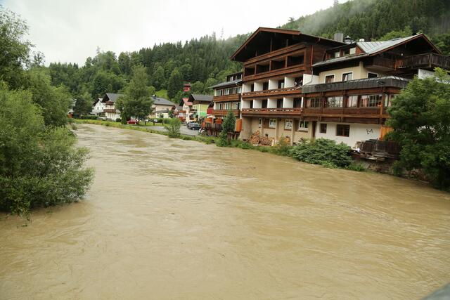 Hochwasser in Bruck in der Glocknerstraße nach den starken Regenfällen in der Nacht von Samstag auf Sonntag