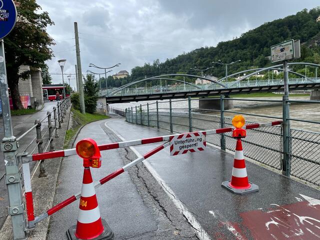 In den Nachmittagsstunden sank der Pegel an den Messstellen in der Stadt Salzburg deutlich. Die Radunterführungen wurden am Samstag vorsorglich gesperrt. 