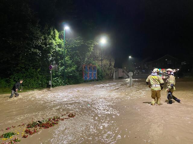 Hochwasser-Alarm in Kufstein: Aufgrund der großen Regenmengen kam es zu Ausuferungen des Kienbachs, Kreuzbachs und des Mitterndofer Bachs.  | Foto: ZOOM.Tirol