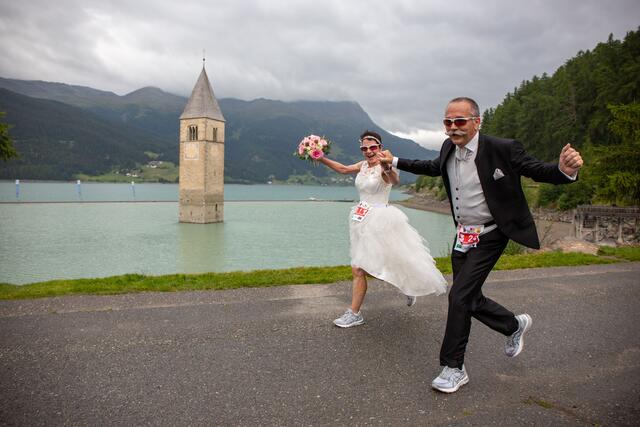 Laufhochzeit beim 21. Reschenseelauf: Claudia Weber und Thomas Wenning schlossen den Bund fürs Leben. | Foto: Josef Rüter