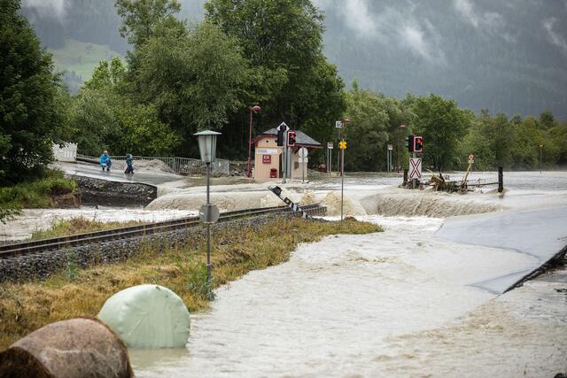 Hochwasser im Oberpinzgau: Weite Teile stehen Unterwasser, zahlreiche Straßensperren sind die Folge. Auch der Bahnverkehr der Pinzgauer Lokalbahn wurde unterbrochen, die Gleise stehen unter Wasser. Foto: nahe Mittersill