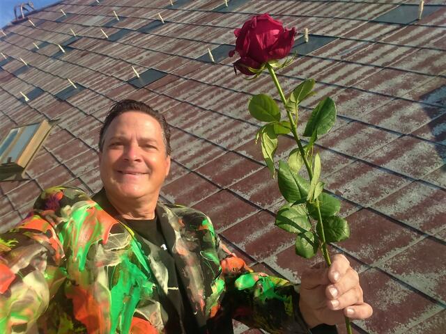 Künstler Ronald "Hero" Heberling vor der Dachsanierung  | Foto: Ronald Heberling