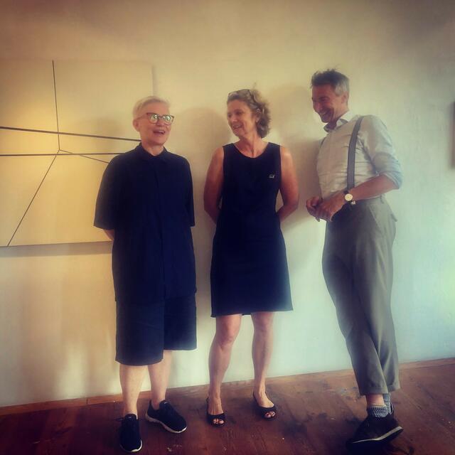Bei der Vernissage: Barbara Höller, Katharina Moser, Vitus Weh (von links) | Foto: Kulturverein Künstlerdorf