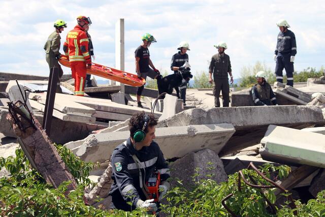 AFDRU-Krisenexperten, Freiwillige Feuerwehr und Bergrettung zeigten, wie wichtig im Katastrophenfall Zusammenarbeit ist. | Foto: Friedrich Doppelmair