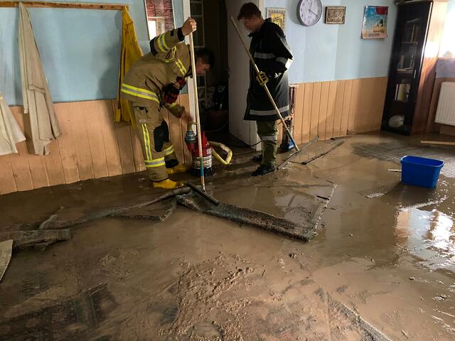 Die Feuerwehr beim Auspumpen und Ausräumen.