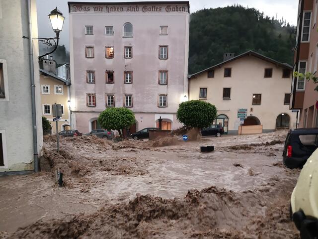 Eine Impression von Hochwasser in der Altstadt von Hallein. | Foto: Freiwillige Feuerwehr Puch
