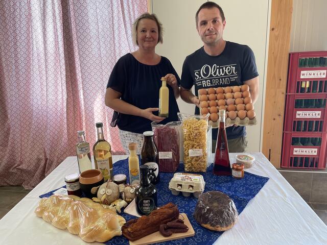 Monika Hafenscher und Michael Oberger mit den Köstlichkeiten der Gemeinde Schwarzenbach.