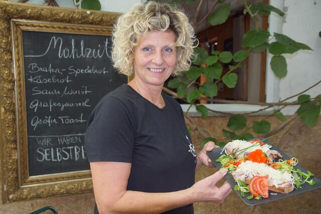 Helga Baumüller vom Grafenauerl empfiehlt ihren Gästen gerne ein buntgarniertes Speck-Fleischbrot. | Foto: Helmut Eder