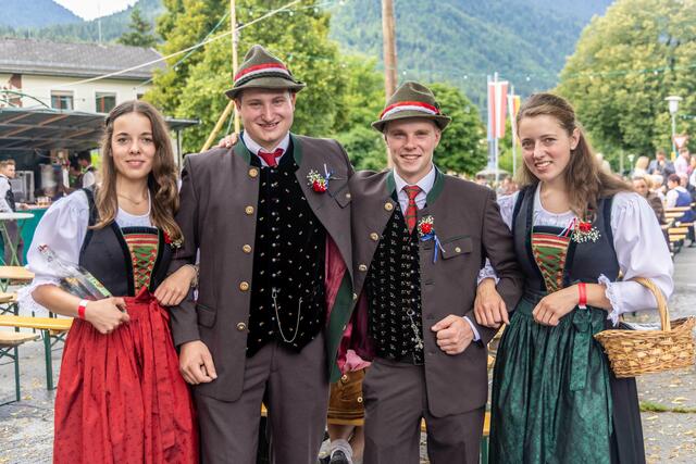 Die Obmänner der Burschenschaft Patrik Zankl und Markus Dutter mit den Marketenderinnen Carina und Andrea Stattmann freuten sich über die gelungene Veranstaltung