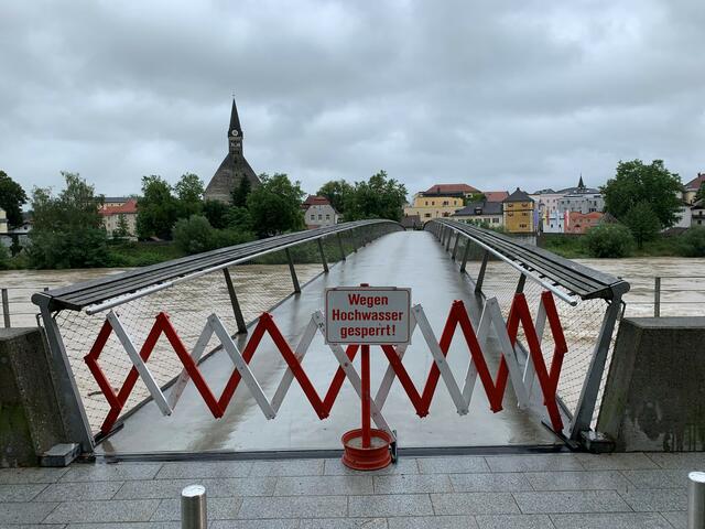Stege über die Salzach und der Treppelweg an der Salzach wurden gesperrt. | Foto: Stadtgemeinde Oberndorf