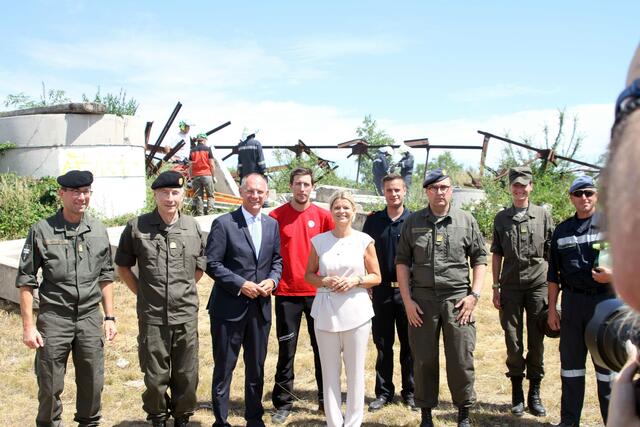 Verteidigungsministerin Klaudia Tanner überzeugte sich nach dem "Zentralen Partnerschaftsseminar 2021" mit Vertretern aus Militär, Blaulichtorganisationen, Wirtschaft und Politik von der Einsatzbereitschaft der Teilnehmer der einwöchigen Übung. | Foto: Friedrich Doppelmair