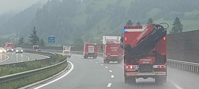 Die Feuerwehr aus dem Lungau am Weg in den Tennengau.