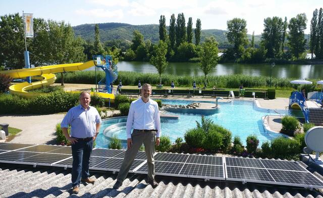 Umweltgemeinderat STR Leopold Spitzbart und Vizebürgermeister und Energieeffizienzstadtrat Roland Honeder freuen sich auf dem Dach der Umkleidekabinen über die 19. PV-Anlage. | Foto: Spitzbart