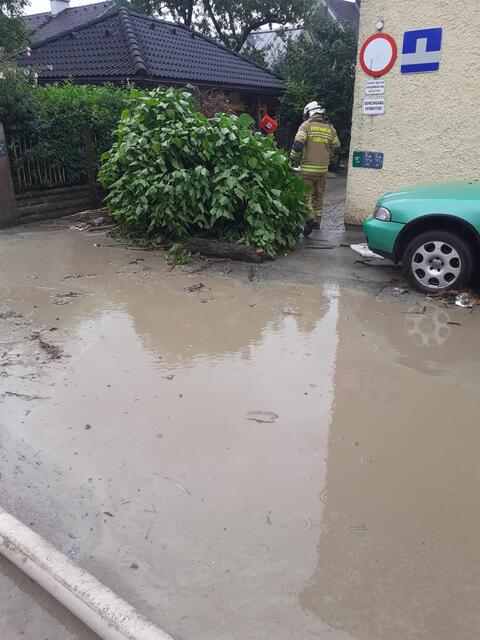 Eine Impression der Tamsweger Feuerwehr, die mit Kameraden aus dem Lungau vor Ort in Hallein hilft.