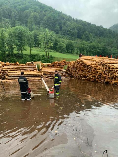 Die Feuerwehr pumpte das Wasser rasch ab. | Foto: FF Hohenberg