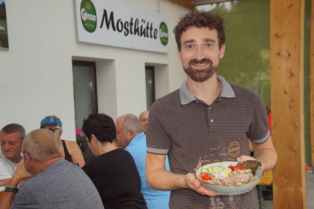 Mosthüttenwirt  Simon Kriegner  verwöhnt seine Gäste gerne mit einem schmackhaften Sauren Teller mit Sulz und Rindfleisch.  | Foto: Helmut Eder