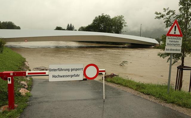 In Bruck trat die Salzach über die Ufer, einige Straßen und Wege sind gesperrt.