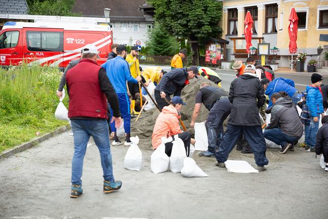 In Mittersill richteten freiwillige Helfer Sperren mit Sandsäcken ein. Der Hochwasserschutz konnte eine Katastrophe für den Ort verhindern. | Foto: LMZ/Neumayr/Breuer