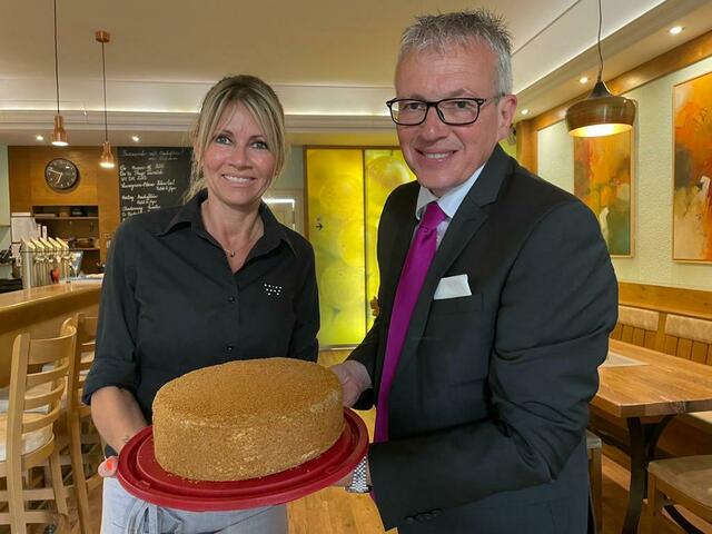 Wirtin Jidka "Judith" Pucherova, August Teufl und die Honigtorte auf Tschechische Art