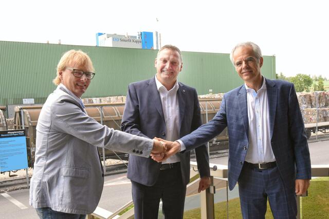 Jakob Edler (Bioenergie-Unternehmensgruppe), Bürgermeister Manfred Baumberger und CEO Günter Hochrathner.