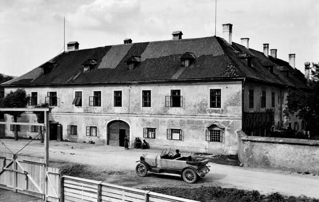 Aus der alten Poststallmeisterei wurde ein "autonomes Rockhaus".   | Foto: Archiv der Stadt Linz