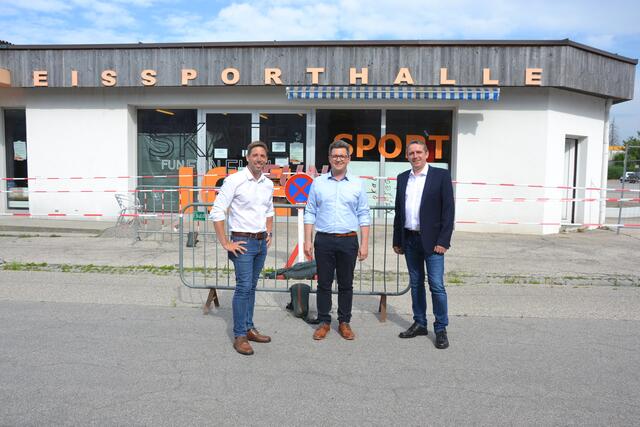 Landtagskandidat Sebastian Forstner, SPOÖ-Landtagsklubvorsitzender Michael Lindner und Bürgermeisterkandidat Stadtrat Peter Stummer fordern eine neue Eissporthalle für Ried. | Foto: SPÖ OÖ