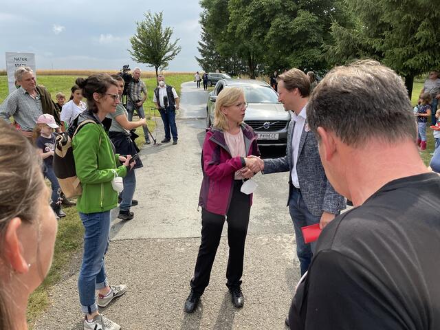 Eine Ministerin zum Angreifen: Leonore Gewessler spricht "mit Wissenschaftern, Politikern, Leuten aus der Wirtschaft, aber auch mit den direkt betroffenen Menschen. Das gehört sich so!" | Foto: Kautzky