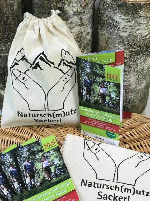 "Gemeinsam unterwegs in unserer Natur" ist in allen Tourismusbüros der Hochsteiermark abholbereit inklusive eines Natursch(m)utz-Sackerls.  | Foto: Hochsteiermark