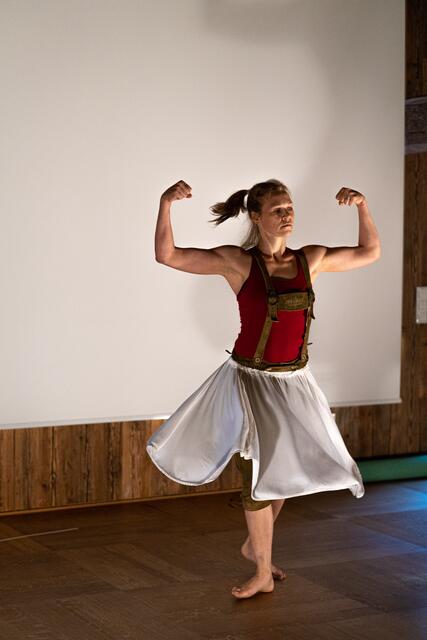 In Lederhose stampfte die Performerin Anita Gritsch international-perkussive Rhythmen. | Foto: Oliver Erenyi
