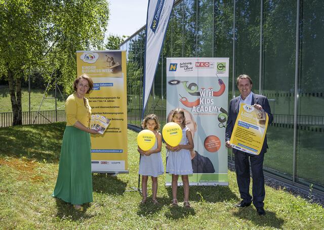 Familien-Landesrätin Christiane Teschl-Hofmeister und WKNÖ-Präsident Wolfgang Ecker freuen sich mit Emma und Hanna auf eine spannende Woche bei der 6. NÖ Kinder Business Week. | Foto: NLK Schaler