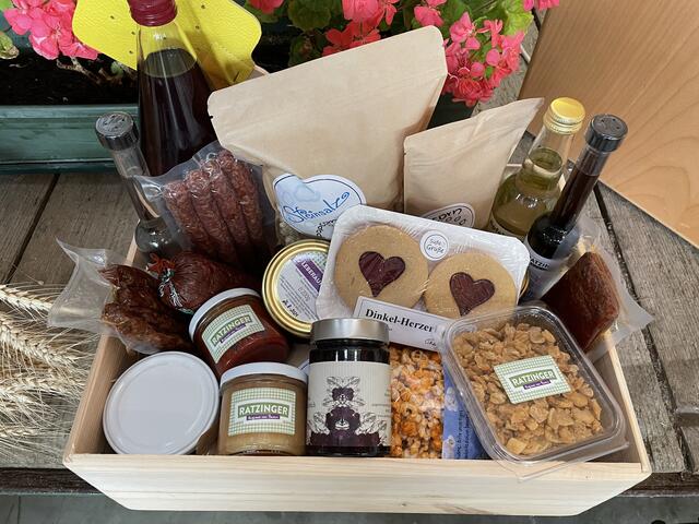 Ministerin Gewessler wurde mit einem Korb voller Produkte der Bauern rund um St. Pölten bedacht: "Das ist kein Bestechungsgeschenk, das sind Beweisstücke für die hohe Qualität unserer Produkte", war zu hören. | Foto: Kautzky