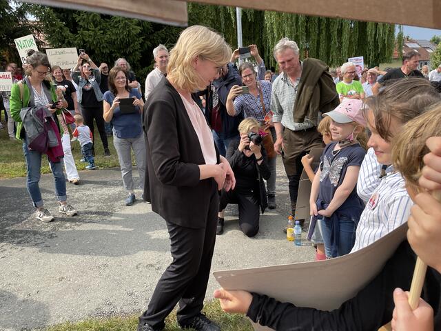 Ministerin Gewessler ging zuerst zu den Kindern, dann sprach sie mit den Organisatoren des Protests gegen die S34.
