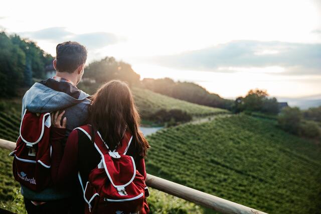 Bei der Jakobi-Wanderung am 23. Juli geht’s mit Laternen begleitet von Weingeschichten zu Weinverkostungen rund um den Burgberg. | Foto: Schilcherland Steiermark - Nadine Geuter Photography