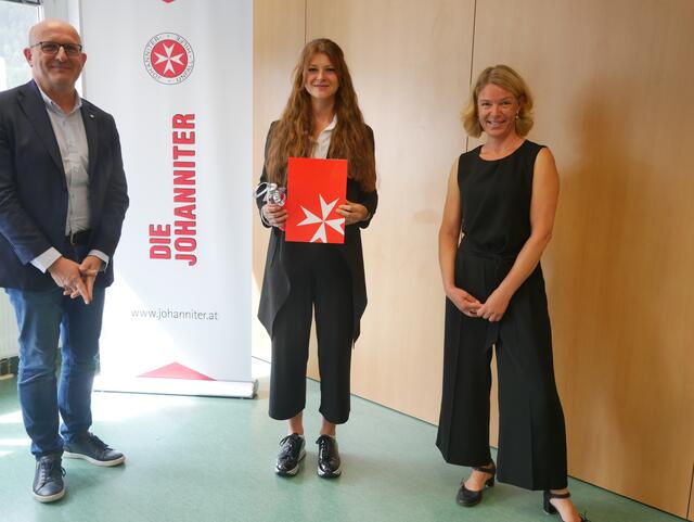 Gratulation: Johanniter-GF Franz Bittersam, Absolventin Michaela Senn (Altersheim der Stadt Landeck) und Lehrgangsleiterin DGKP Nicole Raslagg (v.l.). | Foto: B. Hochfilzer
