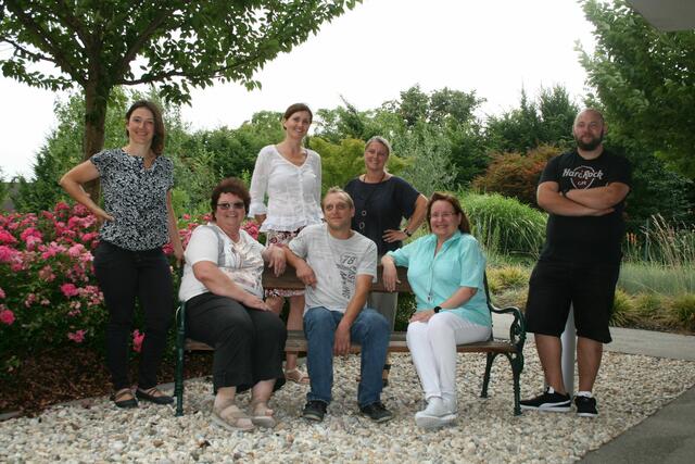 Sitzend von links: Petra Halmer, Stefan Kratochwill, Beate Leonhartsberger. Stehend: Sigrid Lettner, Monika Enzenhofer, Doris Mittendorfer, Patrik Holzer.