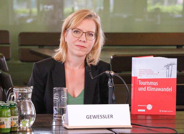 Bei einer Pressekonferenz mit Klimaschutzministerin Gewessler wurde der neue Bericht des APCC zu Tourismus und Klimawandel präsentiert.  | Foto: Franziska Marhold