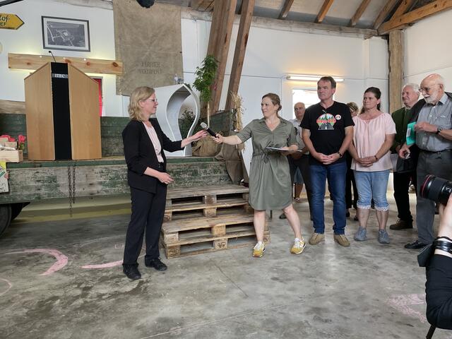 Elisabeth Prochaska (2.v.l.) moderierte die Protestveranstaltung am Jochrisihof.