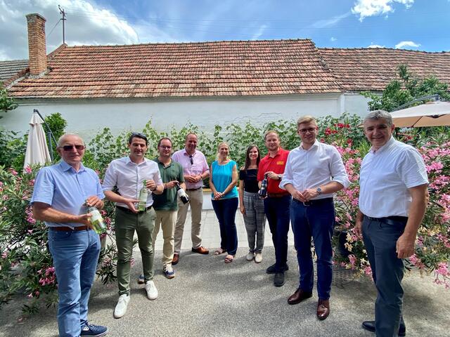 Besuch beim Weingut Wolf in Raiding: Werner Gradwohl, Abg.z.NR Christoph Zarits, Bürgermeister Markus Landauer, LAbg Johannes Mezgolits, Marion Friedl, Sabrina Leser, Michael Wolf, Labg. Patrik Fazekas, Labg. Walter Temmel | Foto: ÖVP Burgenland